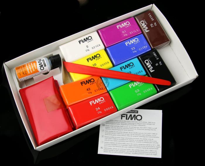 Scatola fimo - 10 panetti + 1 vernice + 1 attrezzo + 1 tappetino